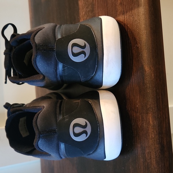 Lululemon Blk running shoe - womans sz 10. - Picture 6 of 8